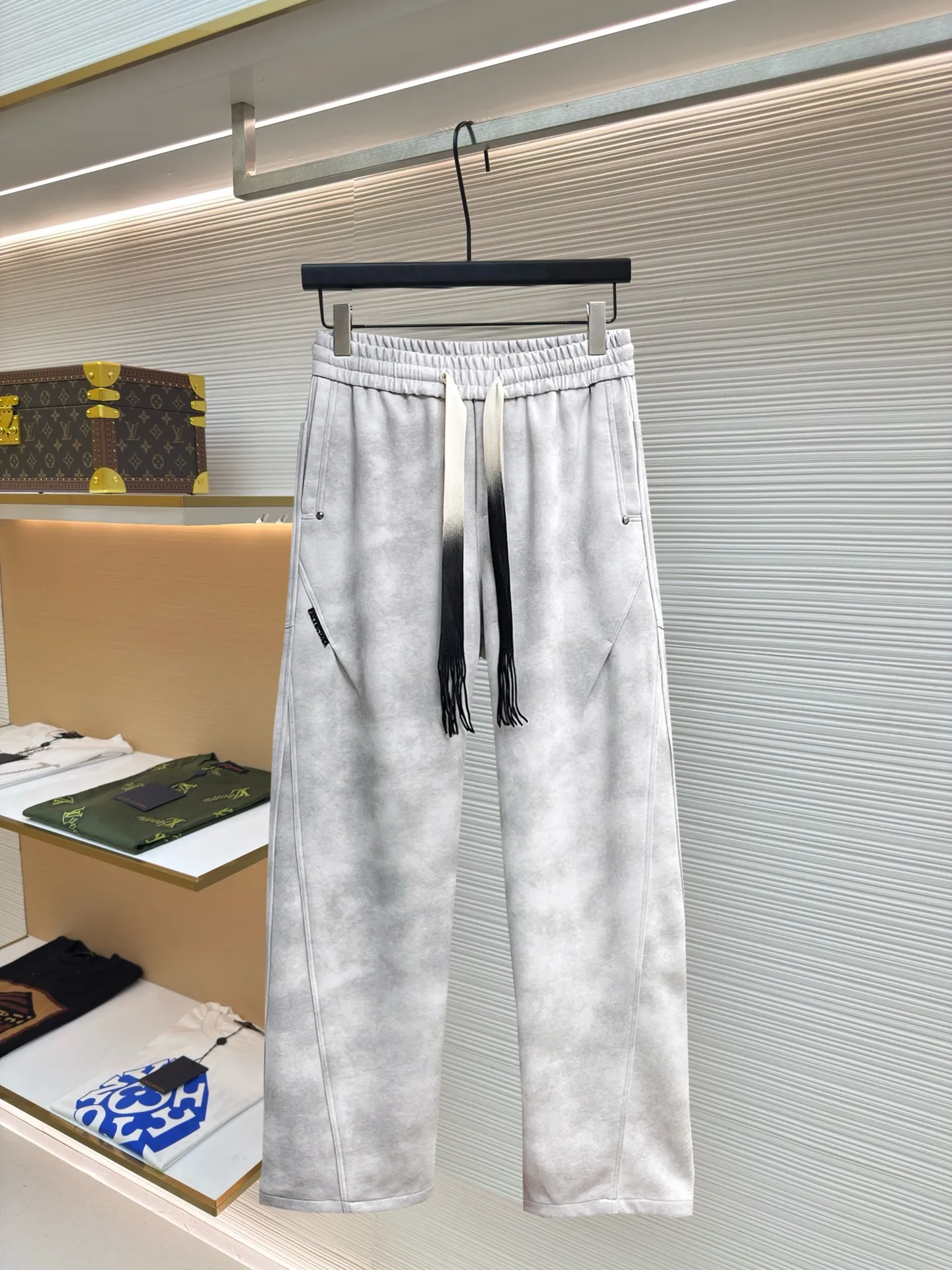 Balenciaga 🆕2026 Autumn and Winter New Arrival Casual Pants! The official website will be released simultaneously. Brand Classic LOGO casual pants, customized fabrics, excellent comfort and strong touch. Highly recognisable, perfect appearance and craftsmanship. Size:M-3XL